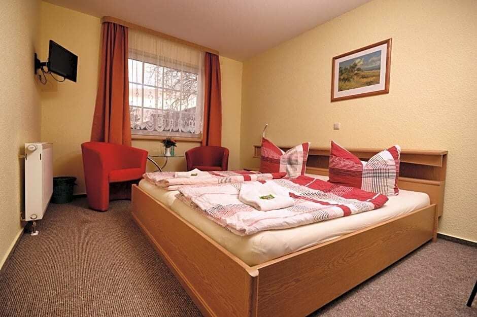 Hotel am Stadtwald - سترالسوند - غرفة نوم