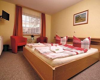 Hotel am Stadtwald - שטרלזונד - חדר שינה