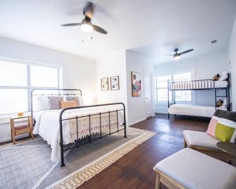 Classy 1927 Uptown Tudor 4 min to Magnolia - Waco - Bedroom