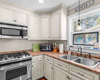 Mai Tai Good Time- Kayaks, bikes, fire pit, fenced yard and more! - Supply - Cocina