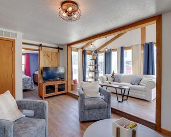 Lakefront Missouri Vacation Rental with Dock and Slip! - Camdenton - Sala de estar