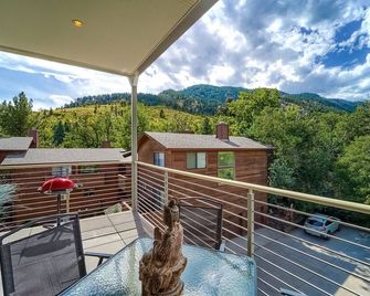 Breathtaking Views! 15 minute walk to Pearl St. & 5 minutes to Hiking. - Boulder - Balcón