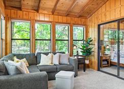 Timberline Cottage by Sarah Bernard, Beautiful Private Dock and Treehouse! - Wright City - Wohnzimmer