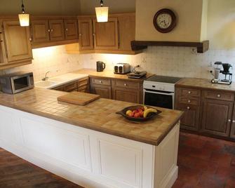 Manoir 4 with private pool (fish) lake on about 4 hectares of park and garden - Saint-Julien-le-Petit - Cocina
