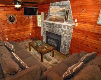 Welcome to The Corner Cottage - Lake George - Living room