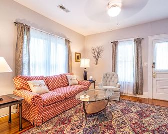 Middleton Cottage in Historic District - Decatur - Living room