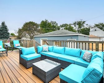 Game Room, Deck & Yard: Chicago Home - Chicago - Balcony
