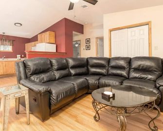 Bandera Guesthouse 3 blocks from Main St. - Bandera - Huiskamer