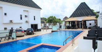Poshlux Executive Hotel - Benin City - Piscina