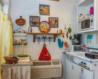 The Mexico Cabin at Creekside Camp & Cabins - Marble Falls - Kitchen