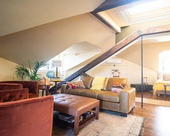 'Meteor': River View Penthouse in Downtown Mystic - Mystic - Pokój dzienny