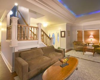 Two Story Victorian Farm House. Hot Tub! - Oakland - Living room