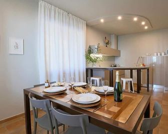 Le Sette Vie Holiday Homes - Monforte d'Alba - Essbereich