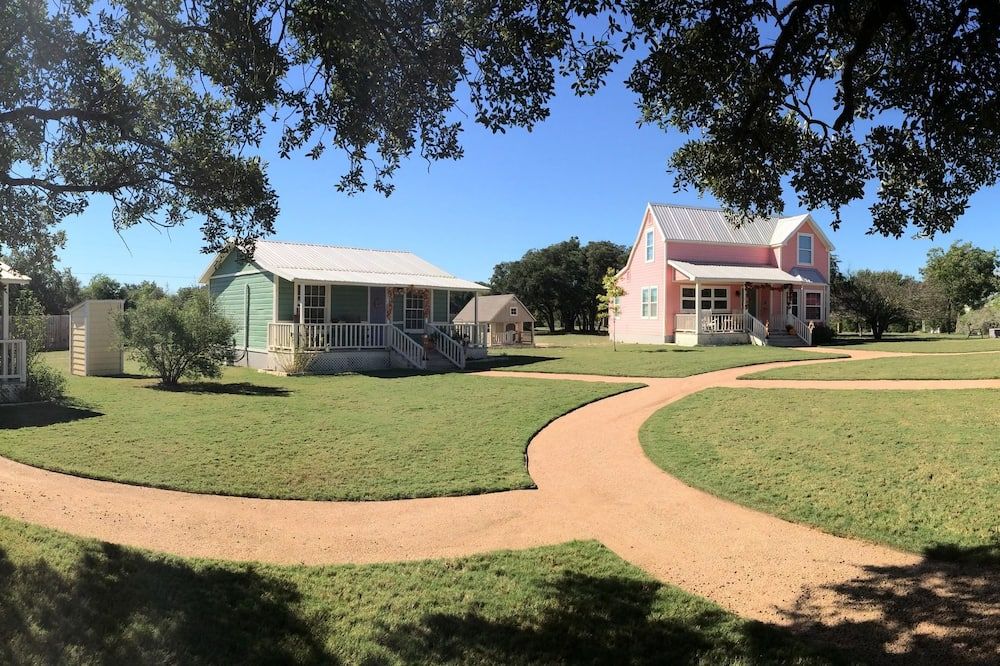 Yellow House B&B - Salado - Building