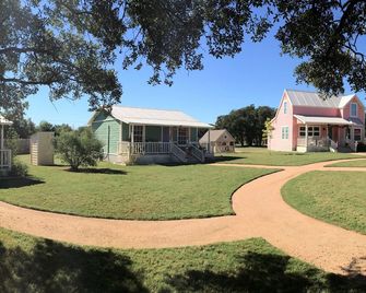 Yellow House B&B - Salado - Building