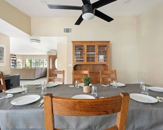 Backwoods Family and Friends Private Retreat - Lake Elsinore - Comedor
