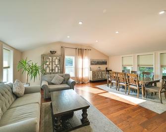 Waltham Vacation Rental about 12 Mi to Downtown Boston - Waltham - Living room