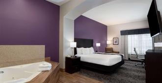 La Quinta Inn & Suites by Wyndham Huntsville Airport Madison - Madison - Schlafzimmer