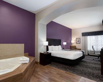 La Quinta Inn & Suites by Wyndham Huntsville Airport Madison - Madison - Bedroom
