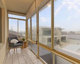 Beachside 2-Bed Apartment with Balcony Views - Glenelg North - Balcón