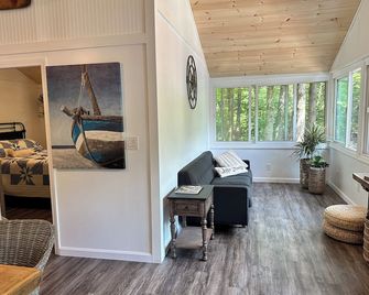 Professionally styled waterfront cottage on Sebago. Cozy and Serene. - South Casco - Living room