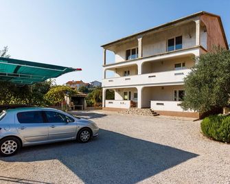 One bedroom apartment with terrace and sea view Kornić, Krk (A-5306-c) - Krk - Edificio