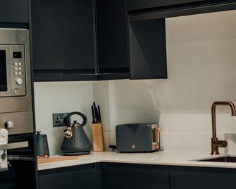 Bv Luxury 3 Bedroom Townhouse At Bed Cliff Oaks - Leeds - Kitchen