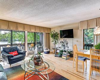 Lakeview Condo with Resort Pool 2 Miles to Golf! - 松樹叢 - 客廳