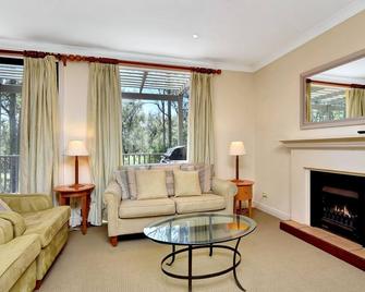 Cypress Lakes Villa 516 Primrose - Pokolbin - Living room