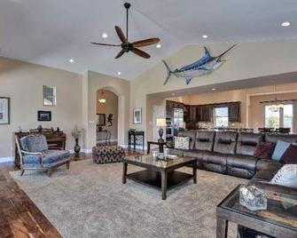 Private Home Perfect for Vacation - Fairfield - Living room