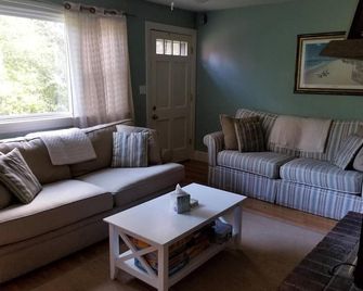 Walk to Edgartown ctr, Bike to Beach! - Edgartown - Wohnzimmer