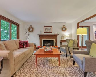 Salt Run Retreat-Secluded home with nature trails - Granville - Huiskamer