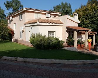 Villa surrounded by greenery - Arzachena - Gebäude