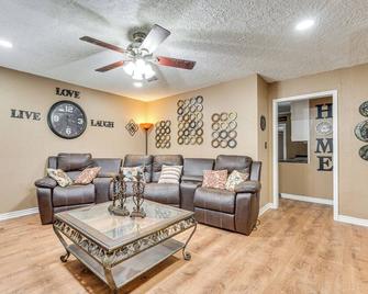 Victoria Home Near Downtown Fenced Yard and Grill! - Victoria - Living room