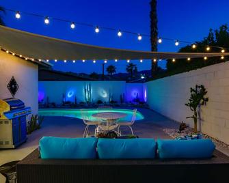 Modern dog-friendly gem with private pool/hot tub, outdoor dining & great locale - Palm Springs - Piscina