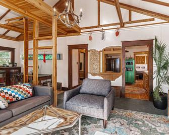 Cozy & Chic | Close to City Creek - Pocatello - Living room