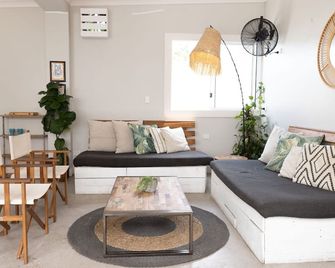 Stoke Beach House - Sydney - Living room
