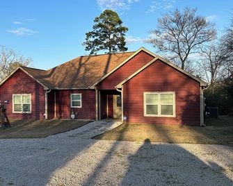 Trinity River Front home with gorgeous views! Pet Friendly - Huntsville - Building