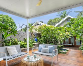 Four Bed Tropical Oasis with Spa in Manly! - Manly - Patio