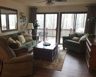 Cozy Mountain Cottage with Fenced Backyard in Wolf Laure Resort - Mars Hill - Living room