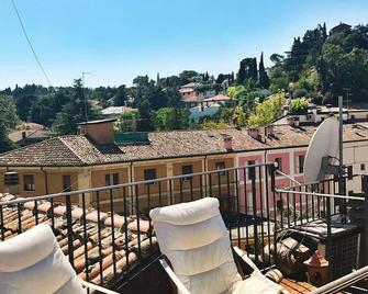 Chic Comfortable Home: 2 bedrooms-Located Downtown Cesena. Entire Townhome. - Cesena - Ban công