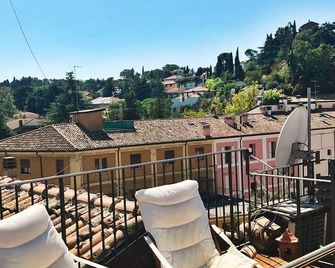 Chic Comfortable Home: 2 bedrooms-Located Downtown Cesena. Entire Townhome. - سيسينا - شرفة