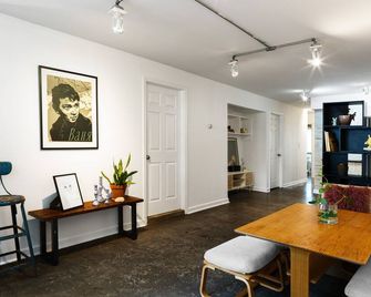 Bright & Spacious Garden Apartment with workspace in Vibrant Bushwick + Parking! - Brooklyn - Dining room
