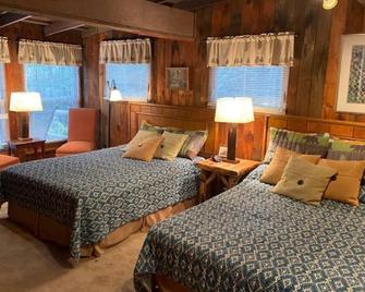 Spectacular mountain views at 4000 ft from a secluded log cabin - Independence - Bedroom
