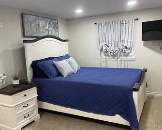 Cozy Guest House on 3 acres - Orange - Bedroom