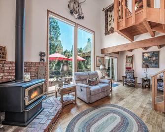 Private dock, secluded cove, large deck, plenty of parking, amazing lake view. - Bass Lake - Sala de estar