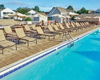 Fun + History! 2BR Deluxe at Wyndham Kingsgate, Close to Park & Busch Gardens - וויליאמסברג - בריכה
