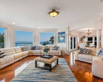 Custom estate with 6 bedrooms, 4+baths, private beach in enchanting Coupeville. - Coupeville - Wohnzimmer