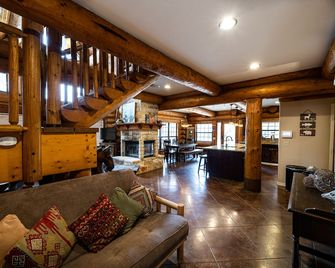 Family-Friendly Lbj Log Cabin W/ Pool, Pool Table - Kingsland - Living room
