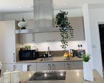 Charming 3-Bed Apartment in London - London - Kitchen